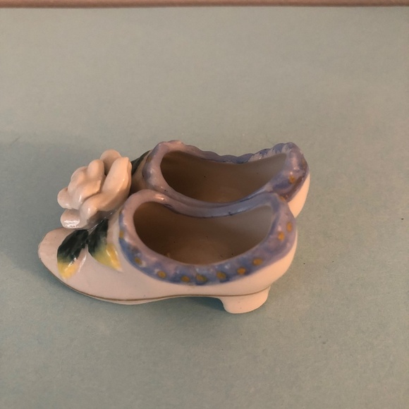 Japan One-Piece Pair of White Ceramic Shoes with Flower and Leaves - Picture 3 of 3